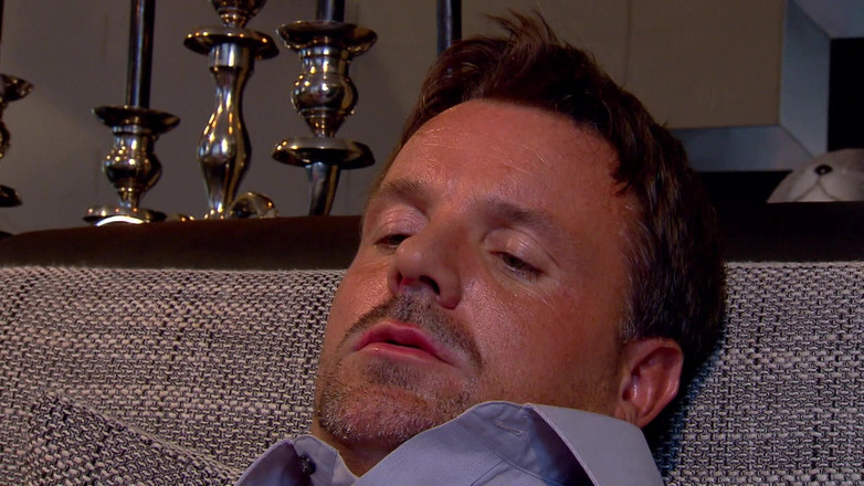 We love fucking XXX: 他狠狠地操着那个棕发女孩