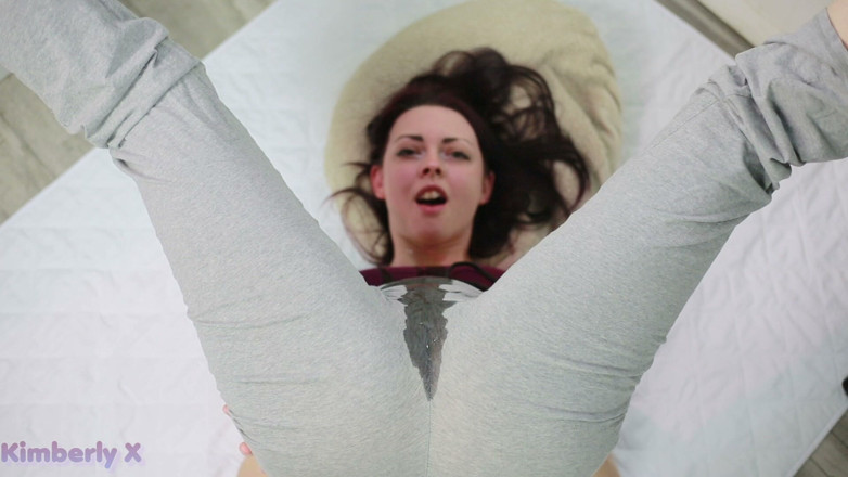 Kimberly X: Graue yogahosen pissen
