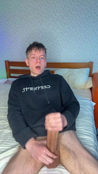 Gelangweilt in meinem zimmer, also reibte ich meinen großen schwanz, bis ich eine ladung bläste