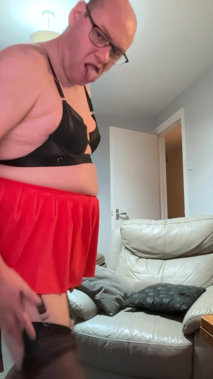 Ancient456: Un travesti excité veut tellement qu’il le partage les mecs