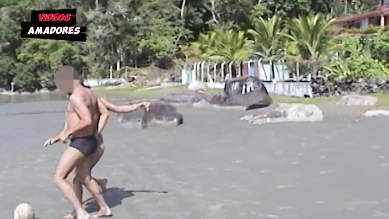 Amateurs videos: Ragazze calde si toglieno i vestiti su una spiaggia deserta