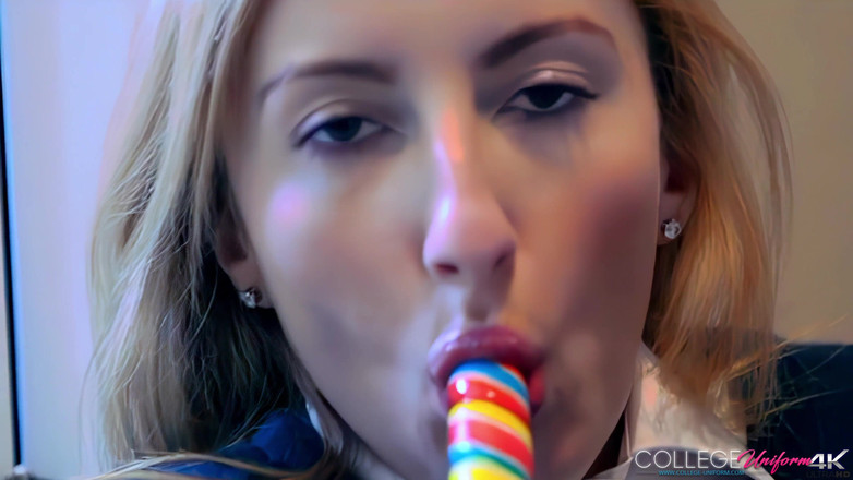 College Uniform: Sophia Smith ile sert emiyor