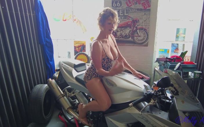 Molly MILF: Motorbike MILF