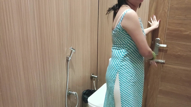 Saarabhabhi6: Bhabhi después de un baño caliente, chica india orina con...