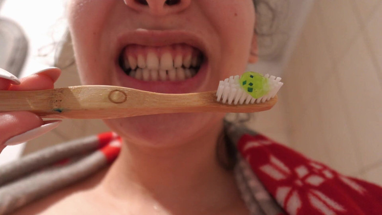 AmayaMori: 내 인도 의붓여친이 이빨을 닦고 정사각형 입을 만든다