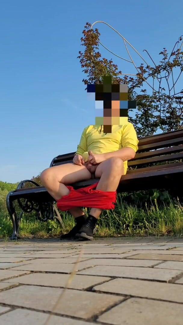 Wanker forever: Hot Risky Jerkoff in Park