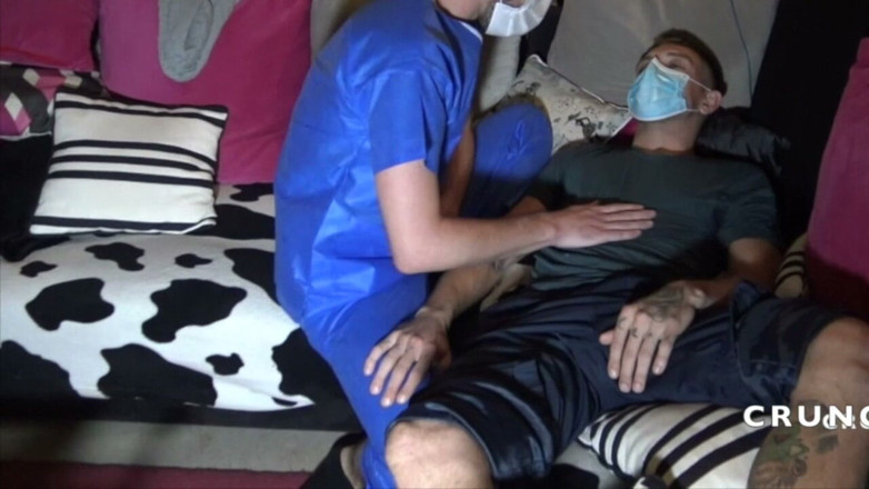 Sneaker gay: مارس الجنس الخام من قبل أفضل صديق له