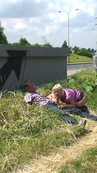 Je suis une jeune Allemande blonde à forte poitrine et j’adore me faire baiser en public par une bite monstrueuse