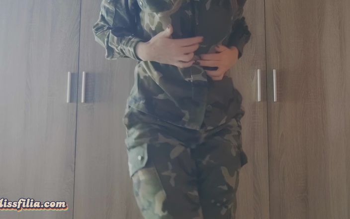 Miss Filia: Tarian striptis tante seksi dengan seragam militer lagi pamer toket...