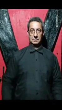 Schiavo lecca i piedi del suo proprietario