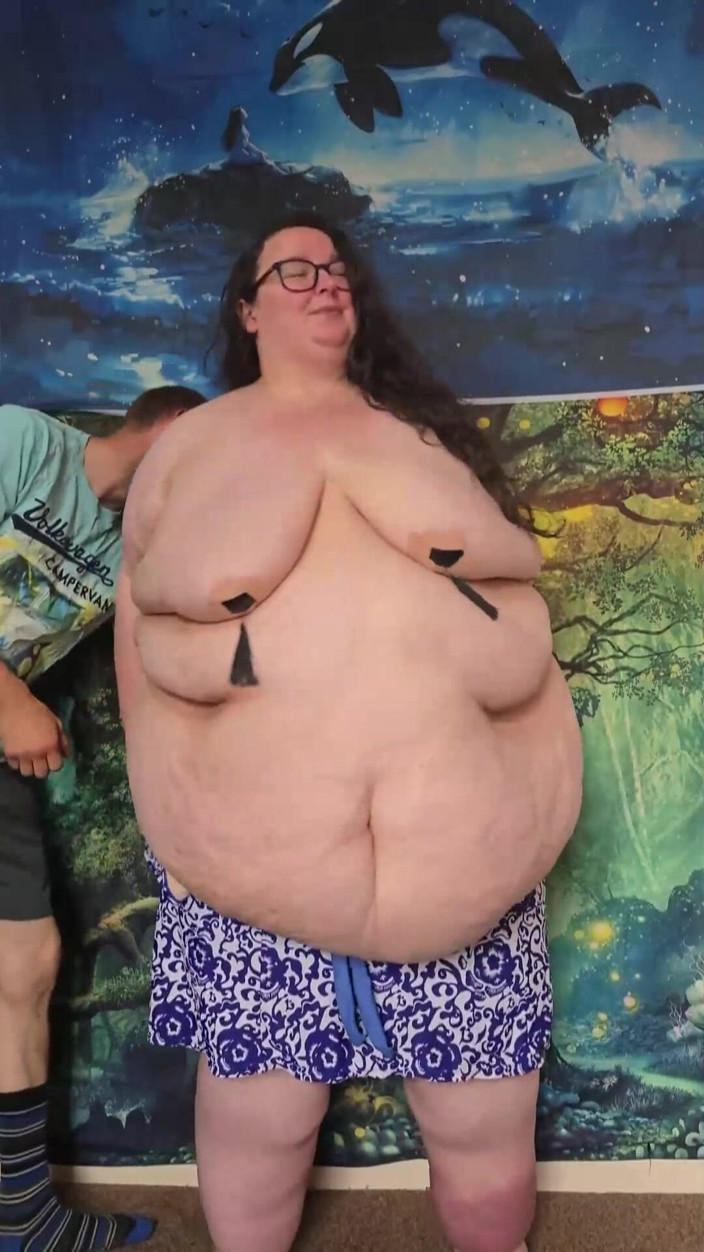 SSBBWLadyBrads: SSBBW bekommt hilfe, in ein enges schwimmkostüm zu passen