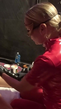Entraînement anal au gode profond pour un amant kinky