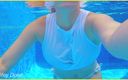 Wifey Does: Wifey zwemt zonder bh in een wit shirt