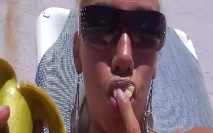 Porno kino: Exótica e peituda loira da Alemanha posando nua para uma...