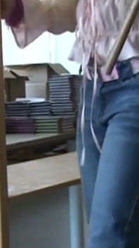 Une MILF blonde mature prend une grosse bite au fond du cul