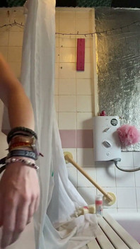Sexy MILFka s dokonalými kozami se sprchuje a povídá si s tebou O vanilkový život