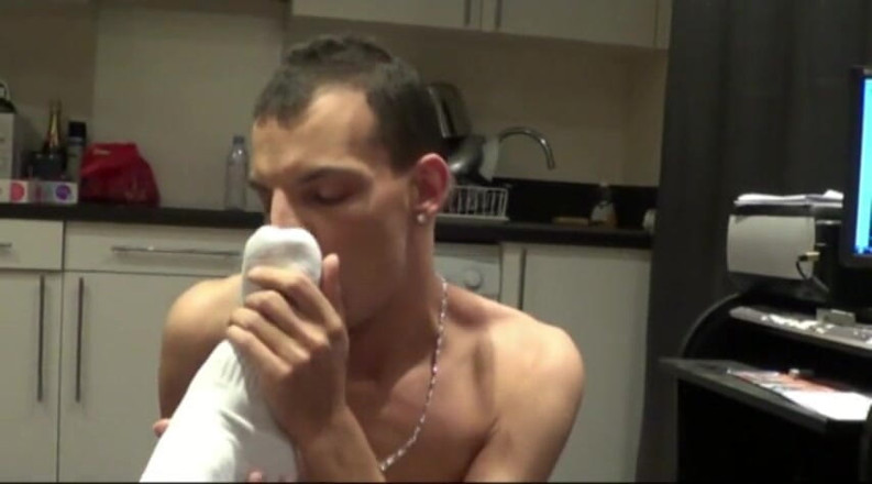 Sneaker gay: Sniff feet suck dick and fuck in sneaker