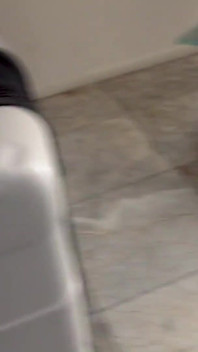 Kenzie Love, MILF à forte poitrine, laisse un doigt dans le cul
