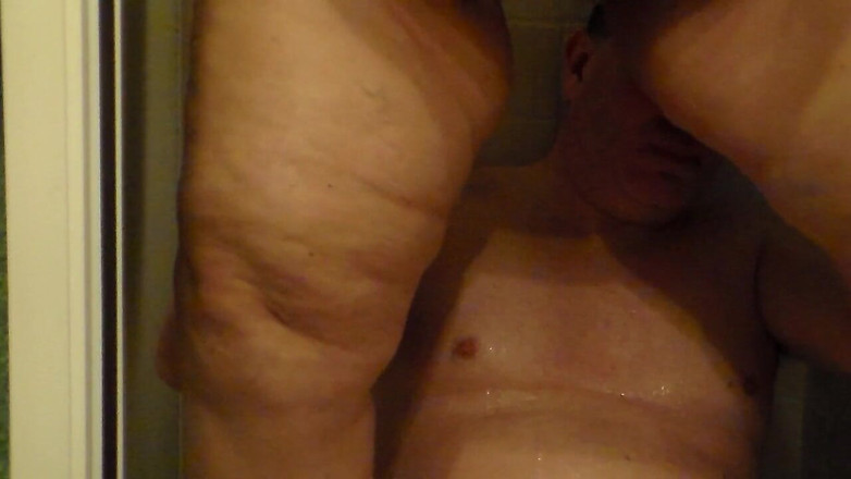 Sex hub couple: Jen čůrá na Johna ve sprše