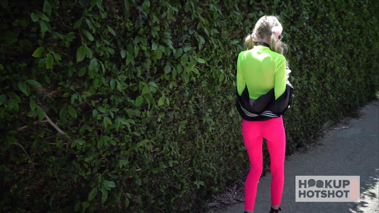 Hookup Hotshot: 화려한 골디 샤넬 쇼츠케이크 Drians 원 크고 인정사정 많은 자지!