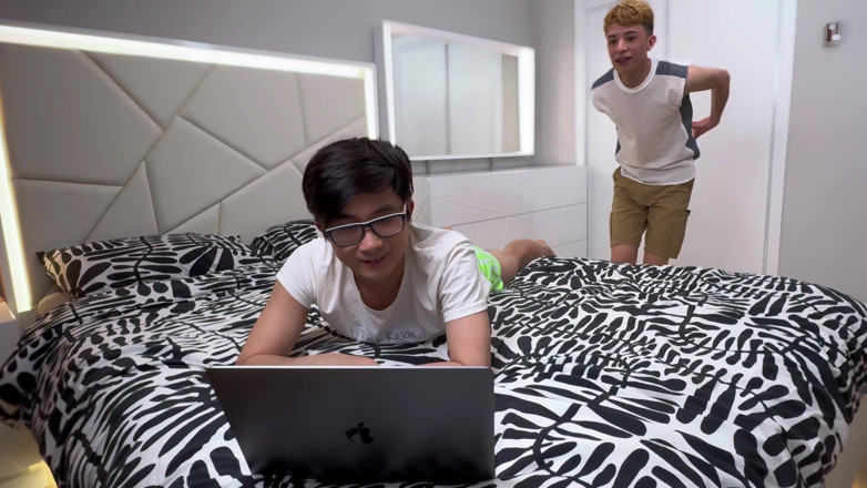 Alex Twinks: Permainan tekaan ais krim ditutup mata dengan abang tiri comel...