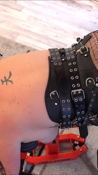 Schiava del sesso matura usata e scopata indifesa su un tavolo da scopata