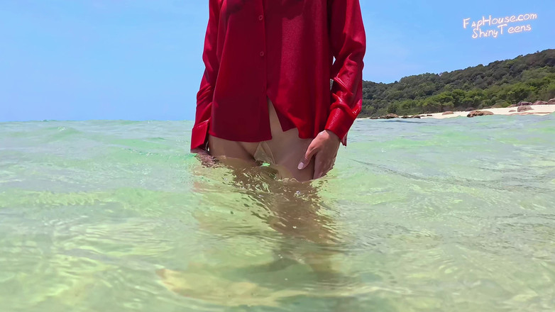 Shiny teens: 910 in Pantyhose Under Water