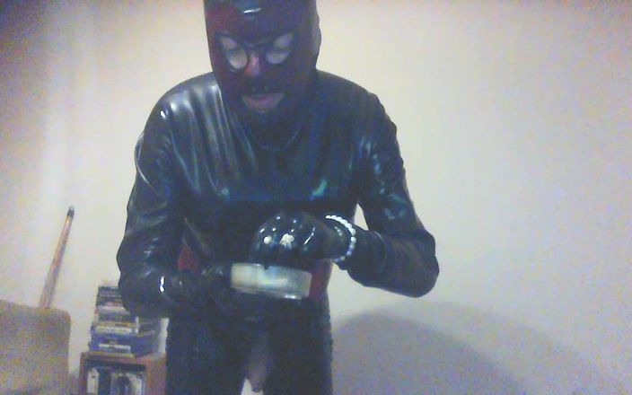 Latexsmoker: Latexpeti носять латексний комбінезон, рукавички та куріння