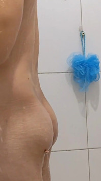 Un papa sexy dans le bain avec une bite excitée