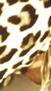 18 Ayaklarını Gloryhole Masası Üzerinde Mastürbasyon Yapıyor - Ruby