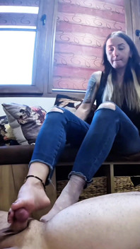 Aplastado debajo de mis botas - humillación real para el esclavo