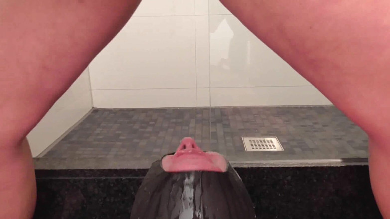 Femdom Austria: Chuva dourada em rosto e boca mascarados