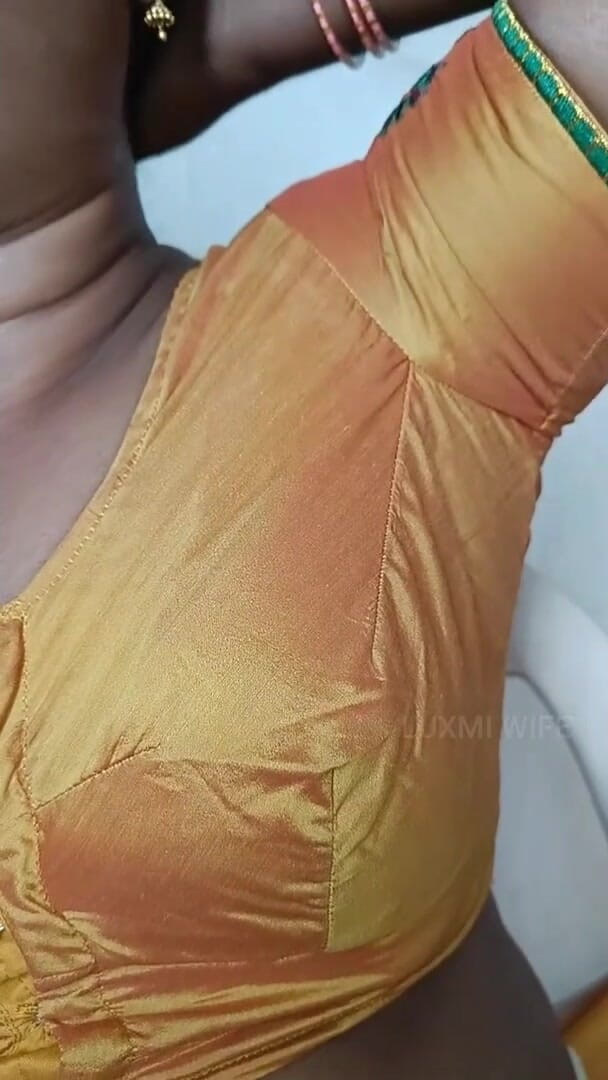 Luxmi Wife: Thee zetten in hete blouse