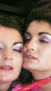 สองสาวถูกแขกรับเชิญครอบครอง