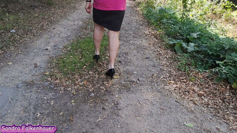 Sandra Falkenhauer - The Pissing Milf: Spazieren Gehen Und Pinkeln Im Wald