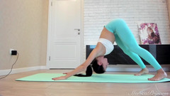 Princess Monica: Scorre yoga lento in leggings blu attillati e piedi nudi