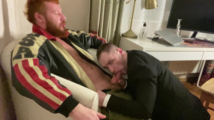 KinkySirius: Bölüm 1. Takım elbiseli Kinkysirius, ağzıyla ve deri ceketli bir ayıyla...