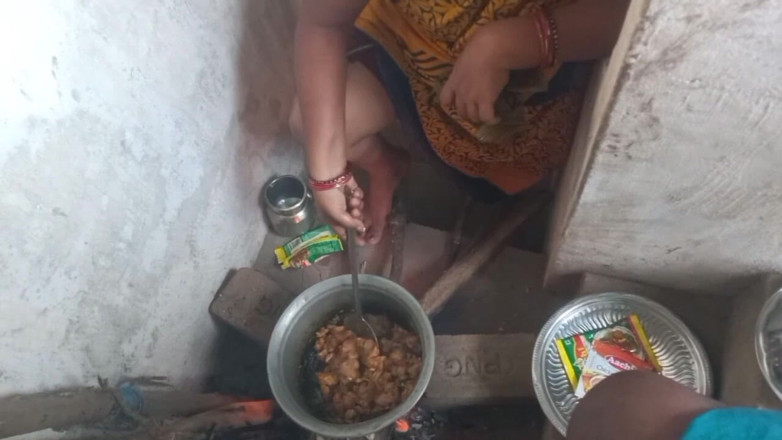 Priyanka314: Very Hot Sex Indian Cooks Aunty