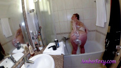 Amber Foxy: Milfka si holí nohy a kundičku