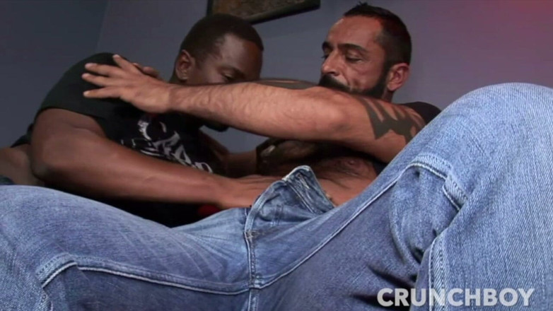 Bareback porn made in France: Una troia scopa il suo amico