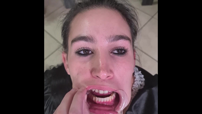 domslutfucker: フレンチメイドがリップリトラクター越しに自分の尿を飲み込もうとする