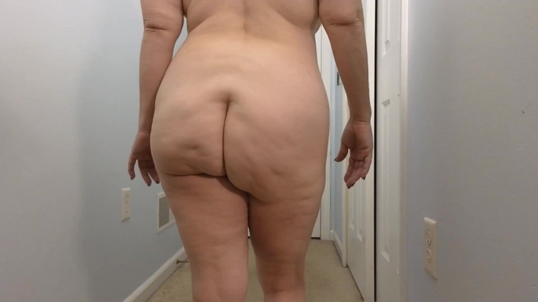 Elianna: MILF apertando a bunda