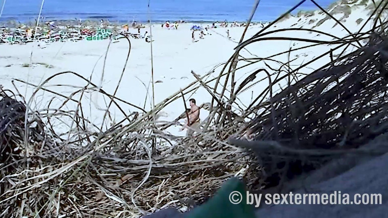 Beachbitches: Девушка С Пляжа Барбетта Раздевается В Кустах
