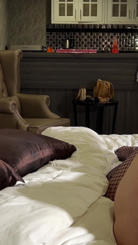 Büyük Memeli Lao Transeksüel Sakso Çekiyor Ve ağzına Boşalana Kadar Yaşlı Adamla Sikişiyor