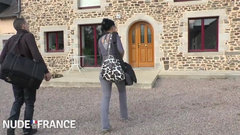 Nude in France: Брудна брюнетка повія загляпає сперму в рот