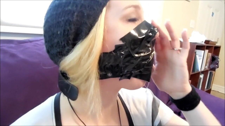 Selfgags classic: Il cassiere segreto imbavagliato!