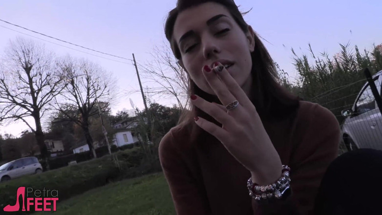 Smokin Fetish: Beauty teen in outdoor smoking