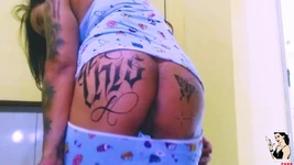 Paty Angel la rousse tatouée dans un solo show avec beaucoup d'orgasme