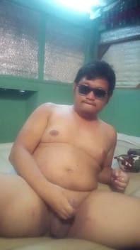 เย็ดตุ๊กตารูปโป๊เร็วๆ บนเตียงลมในห้อง