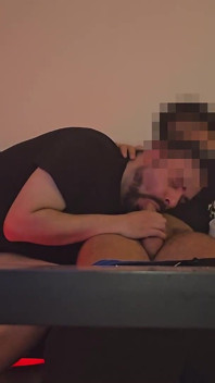 Prieten turc heterosexual burak suge prima dată o pulă după labă reciprocă în timp ce urmărește filme porno